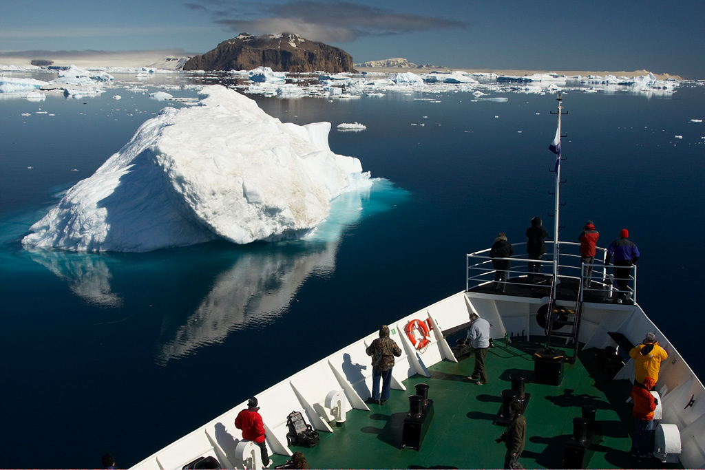 boat%20iceberg%20MAM18015